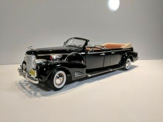 1938 Cadillac V - 16 Presidential Limousine Road Signature Diecast 1:24 Scale Nm