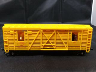 Lionel Ho Scale Model Train Horse Transport Car Yellow Box Car