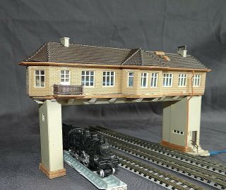Over Four Track Signal Box,  Vgc,  Vollmer,  N Gauge / Scale