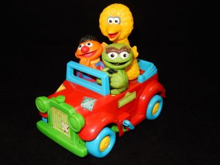Illco 1988 Sesame Street Wobbly Jalopy Red Wind Up Car W/big Bird Oscar Ernie