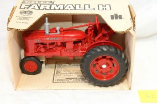 International Harvester Farmall Model H Toy Tractor 1986 Die Cast Ertl 414
