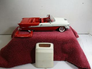 1/24 Scale Danbury Red/white 1955 Oldsmobile Eighty - Eight Convertible