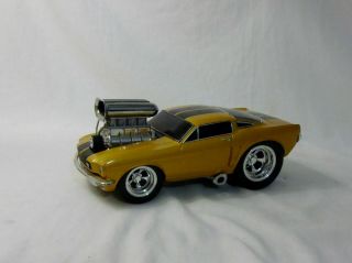 Funline Muscle Machines 1966 Ford Mustang Gold 1/18 Diecast