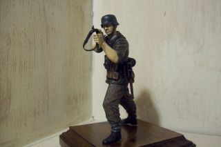 Dragon Models 1/16 Ww2 German Elite Soldier In Camo On Wood Stand