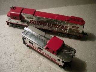 Tyco Union Pacific Diesel Locomotive & Matching Caboose Silver Streak Ho Scale