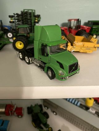 1/64 Green Volvo Day Cab Dcp