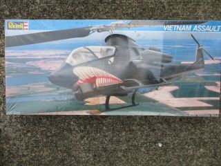 Revell Made Ah - 1 Huey Cobra Helicopter Vietnam Assault 1/32 Scale