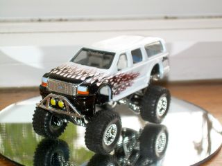 Muscle Machines Die Cast Truck 1/64 Scale 2000 Ford Excursion White