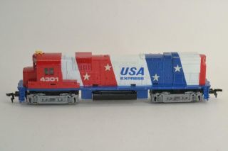 Tyco Ho Scale Usa Express 4301 Red,  White,  And Blue Locomotive {b135}