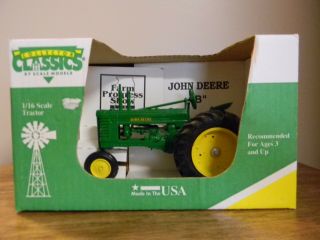 Boxed John Deere 1939 Model B 1/16 Scale Die - Cast Country Classics Tractor