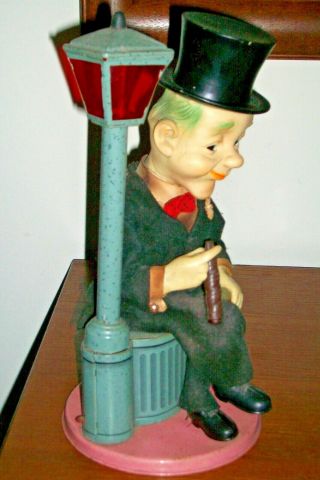VINTAGE 1950S BATTERY OPERATED TIN TOY TOP HAT MAN SITTING ON DUST BIN LAMP POST 2