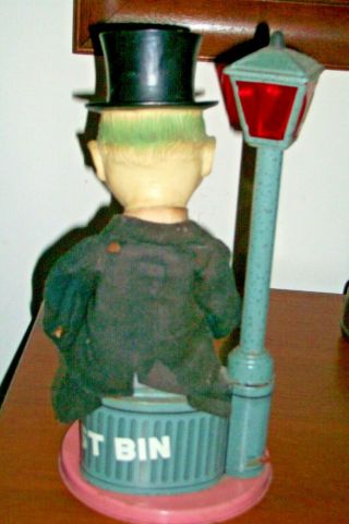 VINTAGE 1950S BATTERY OPERATED TIN TOY TOP HAT MAN SITTING ON DUST BIN LAMP POST 3