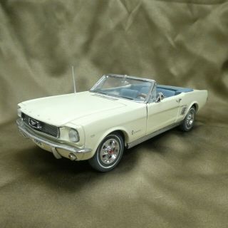 Danbury 1966 Ford Mustang Convertible 1:24 Scale & Title