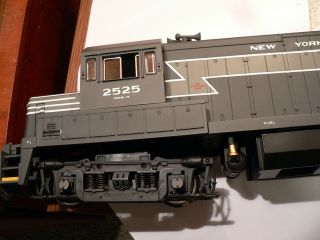 ARISTO - CRAFT ART - 22112 GE U25 - B NYC Diesel Locomotive Lights,  Smoke G Scale 2