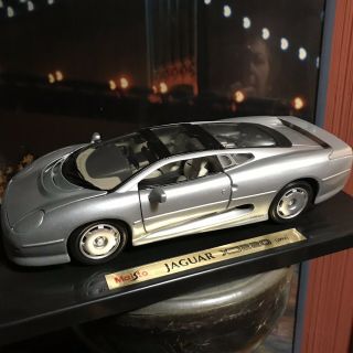 Silver Maisto Special Edition 1:18 Scale 1992 Jaguar Xj220 Car W Box