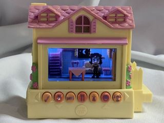 Pixel Chix 2005 Electronic Dollhouse Cottage House Yellow Pink Roof Great