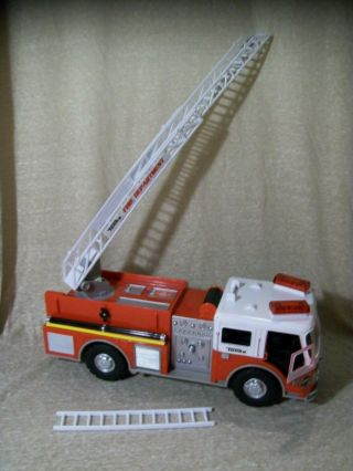 T13 Tonka Lights & Sound Fire Engine Truck,  Extension & Spare Ladders 2