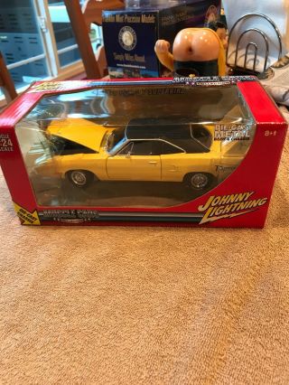 Johnny Lightning Muscle Cars 1970 Plymouth Superbird 1/24 Scale Yellow