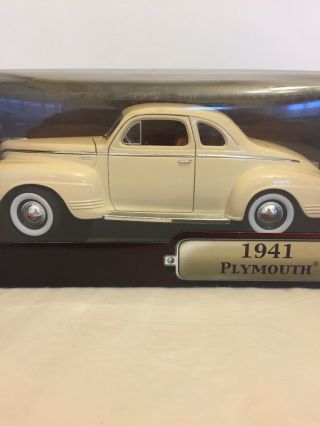 Road Signature 1941 Plymouth 1:18 Die Cast