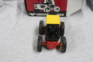1/32 Scale Models Versatile 256 Bi - directional tractor 99000340 3