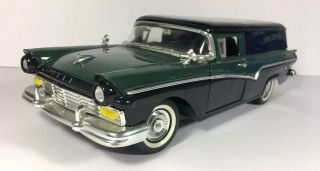 Road Signature 1957 Ford Ranchero Courier Sedan Delivery 1:18 Diecast Car Green