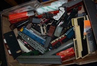 Box Of Assorted Mainly Oo Railway Parts / Wagons / Etc - Most - Some