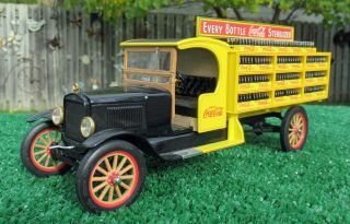 Danbury Die - Cast 1927 Ford Coca - Cola Delivery Truck 1:24 Scale