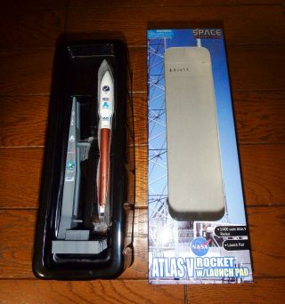 1/400 ATLAS V ROCKET with LAUNCH PAD by DRAGON SPACE 2