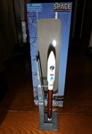 1/400 ATLAS V ROCKET with LAUNCH PAD by DRAGON SPACE 3