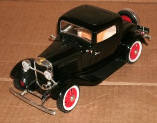 1/18 Scale 1932 Ford 3 - Window Coupe Diecast Model - Road Signature 92248 Black