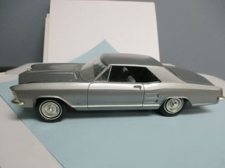 Buick 1964 Reviera 1/24scale Classic Model Car Diarama