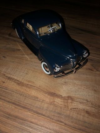 1941 Plymouth 1:18 Scale Diecast Car Blue Road Signature