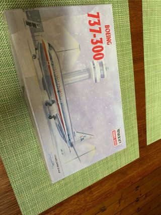 1/144 Minicraft Boeing 737 - 300 American Airlines Model Assembly Kit