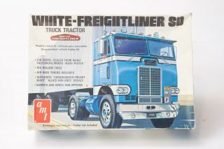 Amt White Freightliner Sd Truck Tractor Model Kit 1:25 Scale