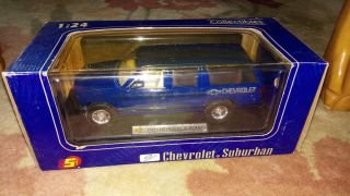 1:24 Scale Collectible Chevrolet Suburban Model