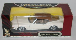 Boxed Die Cast Car 1:18 Scale Road Signature 1971 Buick Riviera