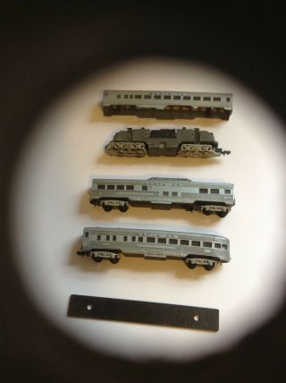 Arnold Rapido N Scale Santa Fe Passenger Cars And Locomotive