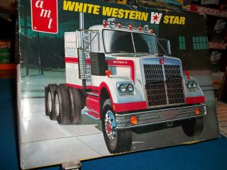 Inside 1/25 " White Western Star " Highway Truck - Amt/round Two 724/06