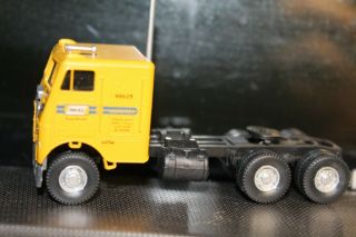 Hertz Freightliner C.  O.  E.  Road Tractor Semi - 1/87 Ho Built Rtr Athearn Yellow