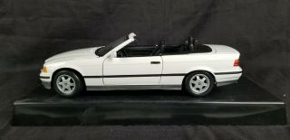 MAISTO 1993 BMW 325i Convertible White 1:18 Diecast Luxury Sports Car 3