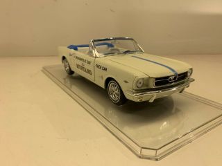 Auto World 1:18 1964 1/2 Ford Mustang Indianapolis 500 Pace Car White Aw209