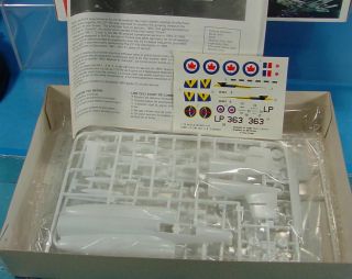 1/72 SCALE HOBBY CRAFT HC1391 CF - 100 ALL WEATHER FIGHTER MODEL AIRPLANE KIT 2