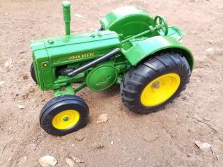 John Deere 1953 Model D Toy Die Cast Tractor Movable Wheels Farm 1:16 Scale 3