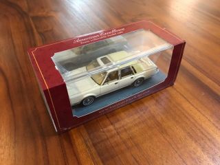 1/43 American Excellence Lincoln Town Car