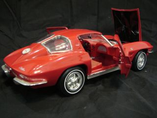 Signature Models 1963 Chevrolet Corvette Sting Ray Coupe 1:24 Diecast 3