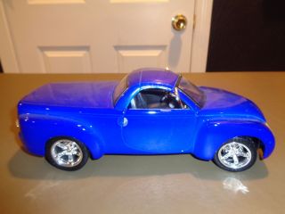 Maisto 1:18 Die Cast 2000 Chevrolet Ssr Blue Collectible Truck Concept Car