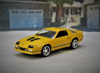 87 1987 Chevy Camaro Iroc Z/28 Collectible 1/64 Scale Diorama Or Display
