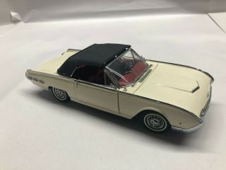 The Danbury 1:24 Die - Cast 1962 Ford Thunderbird Sports Roadster Convertible