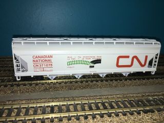Athearn Ho Scale Canadian National Cn Covered Hopper 371075
