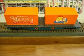 Walt Disney MICKEY ' S ONCE UPON A CHRISTMAS CONTAINER FLAT CAR HO SCALE. 2